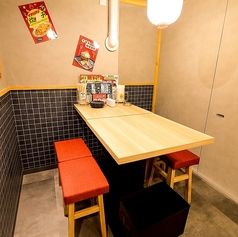 落ち着いたモダンな雰囲気の店内。ゆったりくつろげる、お座敷席もございます！1人様でも団体様でも大歓迎です！