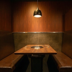 隣の席と壁で仕切られた半個室タイプのテーブル席。プライベート空間を確保したいデートやカジュアルな会食に最適です。