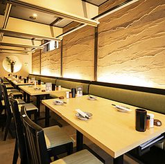 店内には、4名様までご利用いただけるテーブル席を3卓ご用意しております。ゆったりとした間隔で配置されたテーブル席は、気の合う仲間との飲み会や、ご家族でのお食事、ちょっとした集まりにもぴったり。カジュアルながらも居心地の良い雰囲気で、初めての方にもリラックスしてお過ごしいただけるお席です。