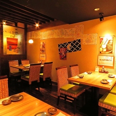 【テーブル席】店内は温かみのある明かりで雰囲気抜群♪気の合うお友達との飲み会や女子会などに是非ご利用ください。お席は人数に合わせてご用意できます。ご相談ください！新鮮な海の幸を味わいながら、ゆったりとおくつろぎください。