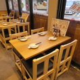 桜木町・日ノ出町・関内エリアでの宴会に最適！明るい窓際のテーブル席はご少人数から大人数まで幅広くご利用いただけます。卓上QRコードによる便利なスマホ注文設備も完備し、スムーズに焼鳥やお酒を楽しめるのが魅力♪フロア貸切や開放的なテラス席もご用意しておりますので、各種ご宴会にぜひご利用ください！