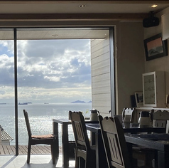 木の温もりと絶景が楽しめる空間です。カウンターは北海道・富良野の森をイメージした風景に。店内に飾られている様々なギャラリー作品をご堪能ください。(禁煙席)