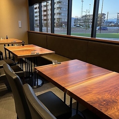 大きな窓から外の景色を楽しめる、ランチタイムにも最適なお席です。テーブル席は最大12名様までご利用いただけます。