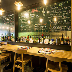 6席のカウンター席は、お一人様でのお食事や、仕事後のサク飲みにもおすすめです。目の前で本格的なインド料理を調理する様子を眺めながら、ゆったりとお過ごしいただけます。