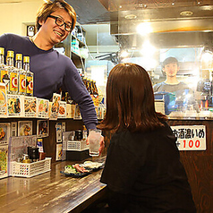 スタッフの活気ある仕事ぶりを間近に感じられる特等席です。お一人様での「サク飲み」や、スタッフとの会話を楽しみたい方におすすめ♪備長炭で焼き上がる焼き鳥の香ばしい香りを楽しみながら、贅沢なひとときをお過ごしいただけます。