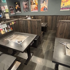 各テーブルにはコンセント完備！お子様のタブレットも充電OK！ゆっくりお食事をお楽しみください♪