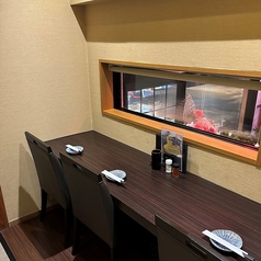 4名様までご利用いただける半個室カウンター席を2卓ご用意。落ち着いた空間で、横並びに座れるカウンター席は、まるで隠れ家のようなプライベート感。周囲の目を気にせず、ゆったりと会話を楽しめるため、親しいご友人との語らいや、仕事帰りの同僚との一杯にも最適です。