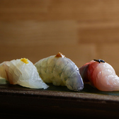 【夜景カウンター限定】たなごころ創作寿司会席コース＋ワンドリンク付き。大阪駅前第3ビルの最上階に位置する当店は、ガラス張りで夜景を一望いただけます。デートや特別な記念日、接待などにおすすめのコースです。