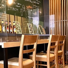 大切な人とのプライベートな時間や、しっとりとお酒を楽しみたい時に最適なカウンター席です。インドワインやウィスキーを片手に、炭焼き料理を味わう特別な時間をお過ごしください。