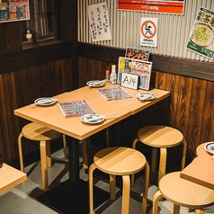 気取らず落ち着く和みの店内…ワイワイと飲み会を楽しみたいお客様におすすめのテーブルを多数完備しています!