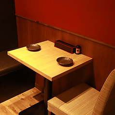 広々としたテーブル席は、ご友人との賑やかな飲み会やご家族の団欒に最適です。ゆったりとした配置で、周囲を気にせずお食事と会話を楽しめます。焼き鳥をシェアしながら、ビール片手に笑顔が溢れる時間をお過ごしください。