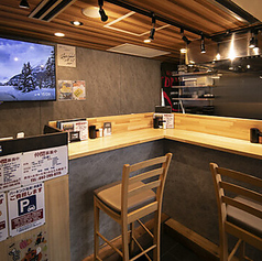 当店は、カウンター席を最大3名様×2つご用意しております。カジュアルな雰囲気の中、お一人様や少人数での食事をお楽しみいただけます。カウンター席ではゆっくりとお料理やお酒を堪能しながら、リラックスした時間を過ごせますので、お気軽にお越しください。※立ち飲み席