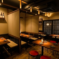 木の温もりに包まれた店内で、心地よいひとときを過ごせる場所です。仲間とともに囲む6名掛けのテーブルは、飲み会や楽しい集まりに最適！旬の魚介を使った多彩なメニューが揃い、刺身盛合わせや焼き魚、煮物、揚げ物など、味わい豊かなお料理が楽しめます。明るい雰囲気の中で、笑顔あふれる時間をお過ごしください。