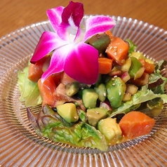 サーモンとアボカドポキ