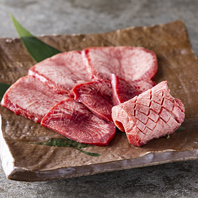 長年肉を扱い続けている熟練の目利きで厳選された肉。