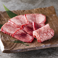 長年肉を扱い続けている熟練の目利きで厳選された肉。