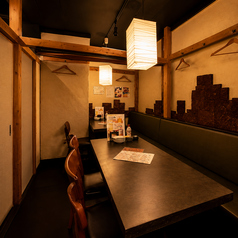 【2名~4名様向けテーブル席】少人数でのご来店や普段使い、気軽なお食事・サク飲みに最適なお席です。落ち着いた雰囲気の店内で、自慢の逸品料理と厳選日本酒やハイボールをゆったりとお楽しみいただけます。仕事帰りの一杯や親しいご友人との飲み会にぜひご利用ください。)