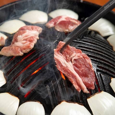 ≪新宿三丁目駅より徒歩2分≫生ラム専門店！　炭火七輪　『ジンギスカン』