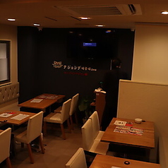 グループでの食事にぴったりな広めのテーブル席。友人と楽しいひとときを過ごしながら、料理をシェアできます。