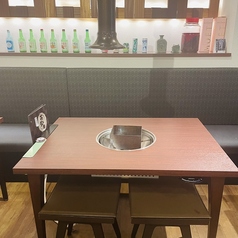 ゆったりとくつろげる片面ソファー席は、リラックスしたいお客様に大人気です。長時間座っていても疲れにくく、女子会や時間を気にせず語り合いたい会食にぴったり。極上の居心地でお食事をご堪能ください。