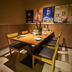 周りを気にせずご利用いただけるテーブルタイプの個室です♪ゆったりと落ち着いた雰囲気を演出。グループでのにぎやかな利用から、お一人様のしっとり晩酌まで、どんな方にも心地よくお過ごしいただけるよう配慮しています。