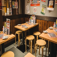 【サク飲みに】少人数で和気あいあいとお料理とお酒を楽しめるテーブル席!駅近なのでフラッと気軽にお立ち寄りください♪