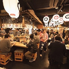 【総席数84席】会社の飲み会、二次会、同窓会、仲間との集まりなど、さまざまなシーンに対応可能。津田沼エリアでの大人数宴会は『屋台屋 博多劇場』にお任せください！大人数でも周りを気にせず、安心して思い思いに楽しめます。貸切などのご相談も気軽に店舗までご連絡ください♪