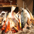 日本酒にぴったり、獲れたて新鮮な魚は炉端焼きでじっくり素材の旨みを引き出しておいしくお召し上がりください。テーブルの上で驚きが広がる、見た目も楽しい炉端焼き☆おしゃれ心も大満足いただけること間違いなし！