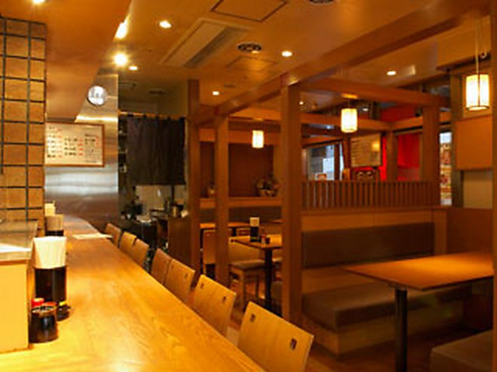 広々とした店内には、カウンター席やテーブル席、お座敷席を完備しております。ご宴会コースもあり！