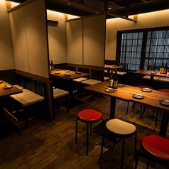 8名様までの個室をご用意していますので、プライベートな会食やお祝い、記念日の利用に最適です。料理長が手掛ける多彩な和食は、心をこめた逸品ばかり。落ち着いた雰囲気の中で、地酒や焼酎とのペアリングも楽しめるので、より一層特別感が増します。家族や友人との大切な時間を過ごすのに最適な場所です。