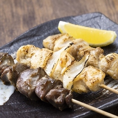 大山どりの串焼き盛り合わせ〈三本〉