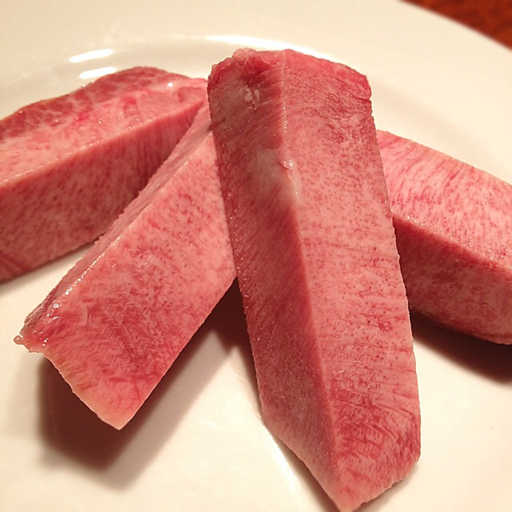 【極みの厚切りタン】黒毛和牛のタンから約600ｇしか取れない部位、まさに究極のタン。2,680円