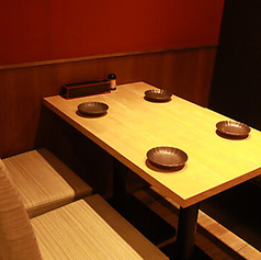 2名様から4名様用の個室は、大切な方との語らいや、少人数の接待にうってつけです。落ち着いた和の空間でプライベートな時間をお約束します。