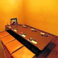 【飲み会や宴会にもおすすめ！】掘りごたつの完全個室は会社でのご宴会や女子会、ママ会、オフ会など、ワイワイ集まる中規模宴会におすすめです。また、幹事様にもお得なクーポンや2時間飲み放題付きのコースも各種ご用意しております！単品飲み放題ももちろんございます！活気ある当店へぜひ！