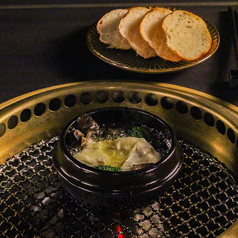 丸ごとカマンベールチーズと地場野菜のアヒージョ