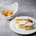 料理メニュー写真&nbsp;ハム、タマゴ、野菜のミックスサンドウィッチ　フライドポテト添え