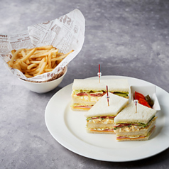 ハム、タマゴ、野菜のミックスサンドウィッチ フライドポテト添え