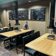 テーブル席（3～5名様×1卓）（3～6名様×2卓）。気の合う仲間や友人同士の飲み会に◎