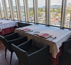 横並びのお席でのご用意でございます。