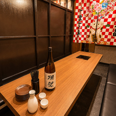 店内を彩る提灯と木の温もりが調和した和モダンな個室空間。落ち着いた雰囲気の中で、仲間との宴会や女子会、会社帰りの飲み会などさまざまなシーンにご利用いただけます。ゆっくりと流れる時間をお楽しみください。