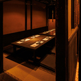 温かな照明に包まれ、和情緒溢れる雰囲気の掘りごたつ個室！会社の宴会や友人とのグループ利用にもピッタリの広々空間です！畳や木の質感が、どこか懐かしくて心落ち着く雰囲気の中、お過ごしください！【※写真は系列店イメージです。】