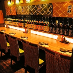 【1名様～2名様向け】臨場感のあるカウンター席は、料理が出来上がる瞬間を目の前で楽しむことができる人気のお席です！1名様でのちょい飲みや恋人とデートでのご利用も大歓迎です！横並びの席で会話も弾むはず…！その他、様々な利用シーンでご活用可能です！飲み屋をお探しの際は、ふらっと気軽にご来店ください♪