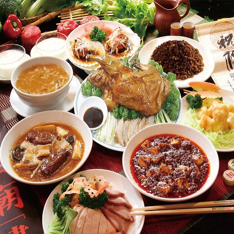 圧巻の変面ショーを連日開催！名物餃子や北京ダック食べ放題を愉しむ130席の美食空間