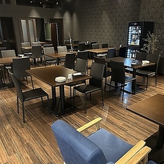 シックなデザインのテーブル