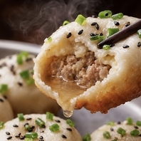 名物焼小龍包は、職人が1つ1つ手づくり!