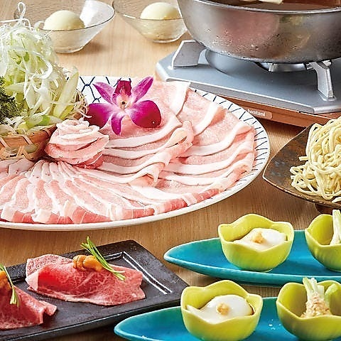 東村産のパイナップルを与えて大切に育てられたアグー豚のしゃぶしゃぶが食べ放題。