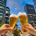夜風を感じながら、新宿のビアガーデンで世界のビールを堪能。