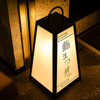 落ち着いた雰囲気の中で鮨を愉しむ