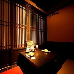 【2名から4名様用席】仕事帰りにふらっと一杯、仲間との気軽な飲み会にご利用下さい。少人数でゆったりお過ごしいただける空間。名物博多もつ鍋や馬刺しなど本格九州料理と、厳選芋焼酎を囲めば会話も弾みます。日常使いにも、ちょっとした記念日にも。皆様のご来店を心よりお待ちしております。