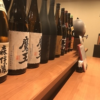 カウンター席に並べられたお酒。